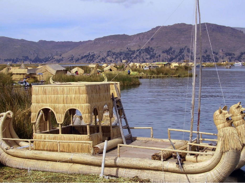 лодка из тростника на озере Титикака