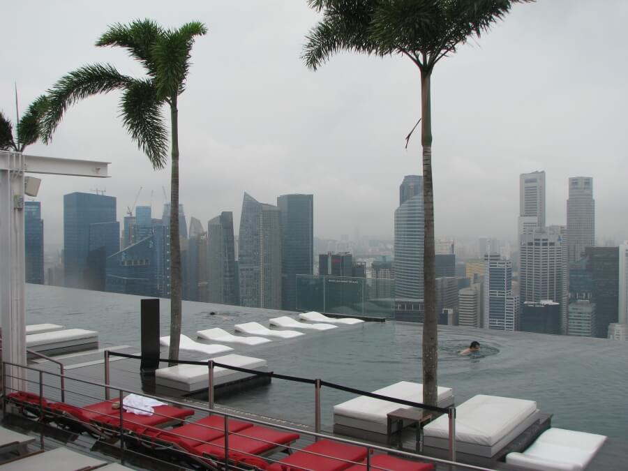 басейн на курыше отеля Марина Бей в Сингапуре