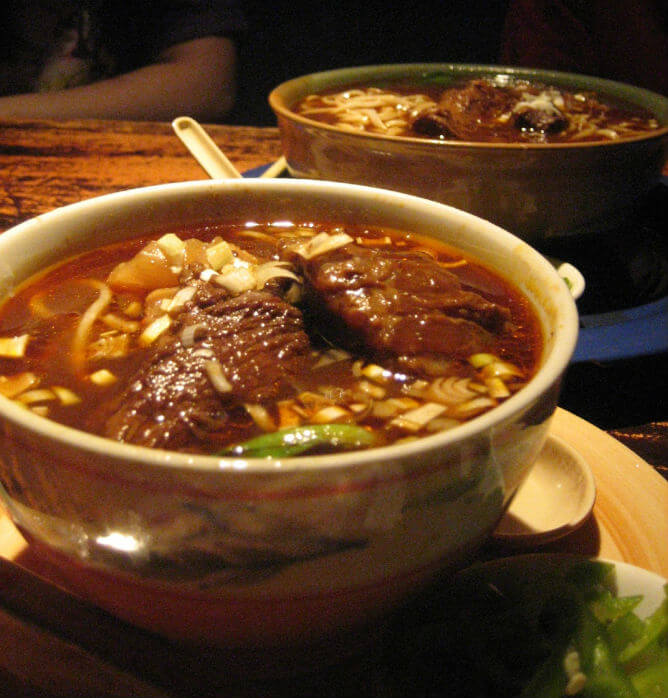 наваристый нудл-суп с мясом на Филиппинах
