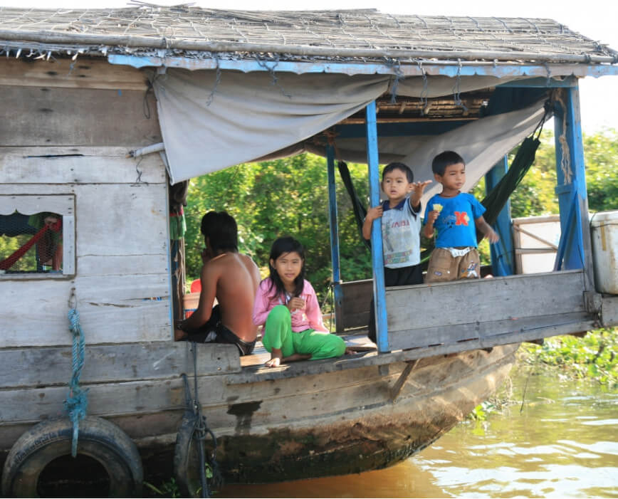 дети в лодке на реке в Камбодже