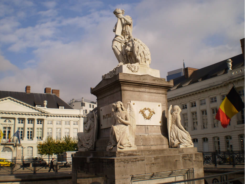 монумент на площади Парижа