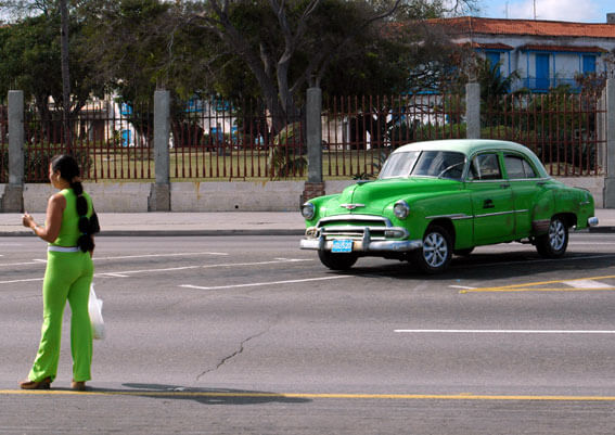 ретро автомобиль на улицах Гаваны