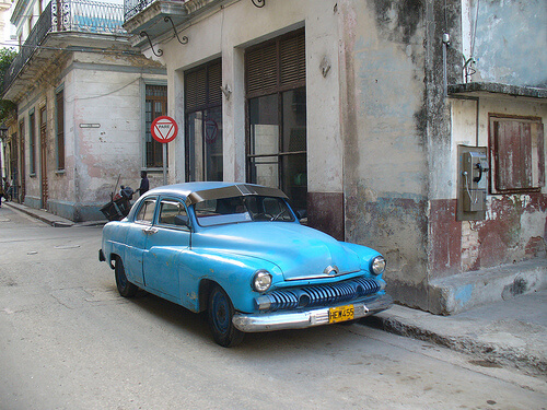 ретро автомобиль на улицах Гаваны