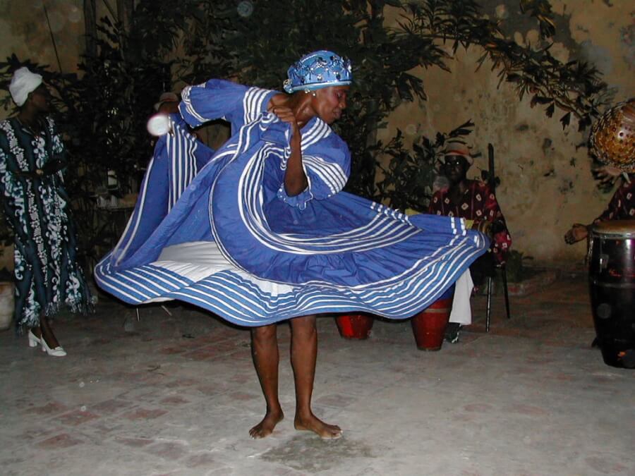 кубинская танцовщица на улице Гаваны