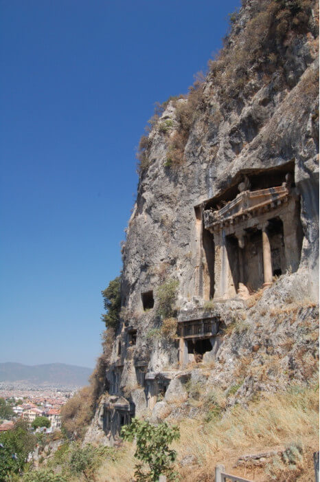 древний храм в горе