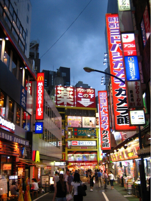 вечерняя улица в Японии