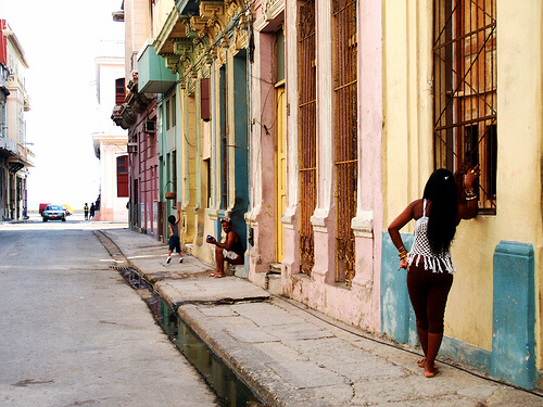 кубинская девушка на улице Гаваны