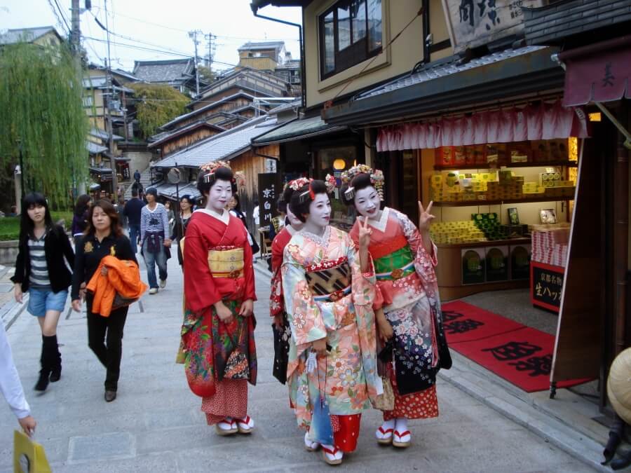 гейши на улице в Киото