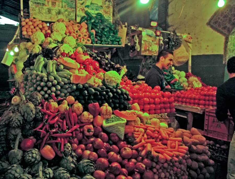 торговля овощами и фруктами на рынке в Марокко