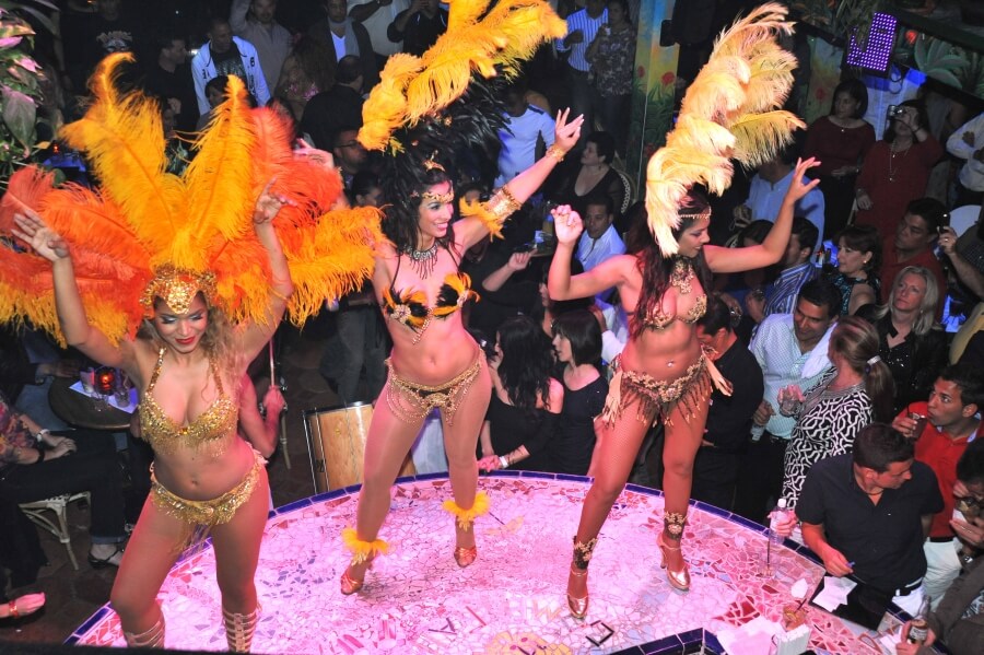 танцовщицы на карнвале в Бразилии
