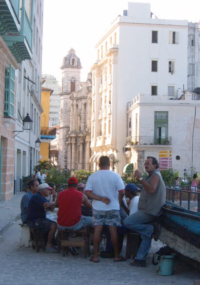 кубинцы играют в домино на улице