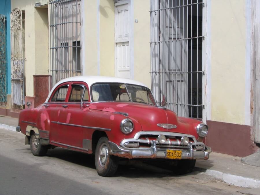 ретро автомобиль на улицах Кубы