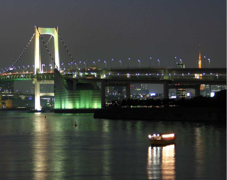мост вечером в Токио