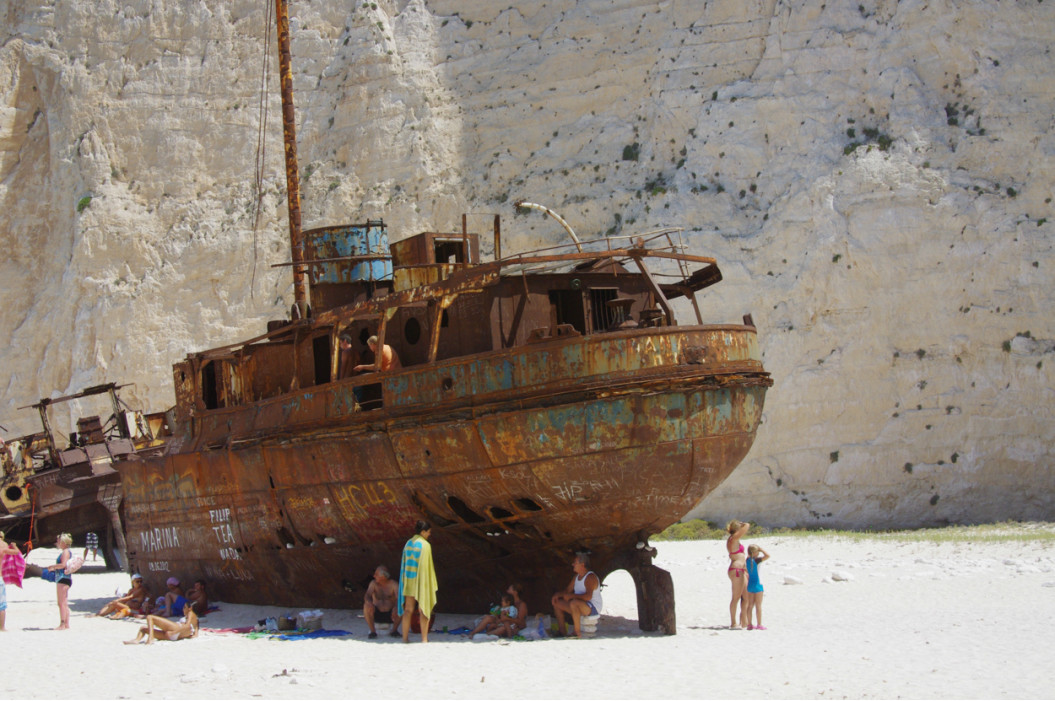 выброшенный на берег старый корабль контрабандистов