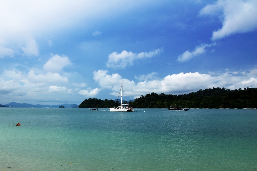 Малайзия как добраться. Pulau Langkawi остров. Пляжи озера Лангкави. Остров Лангкави фото. Остров Лангкави Малайзия фото.