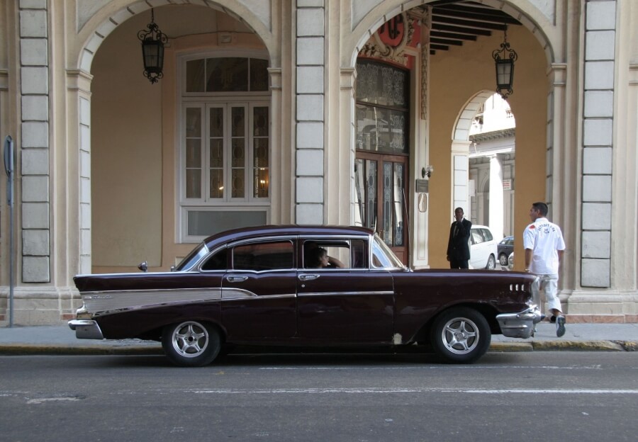 старый автомобиль на улицах Гаваны