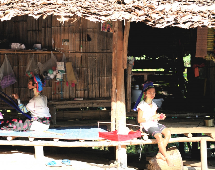 племена женщин с длинными шеями в Таиланде