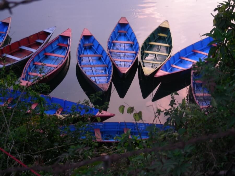 лодки на озере Пхева