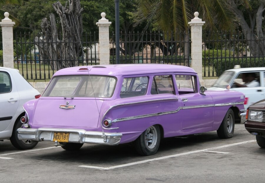 ретро-автомобили на дорогах Гаваны