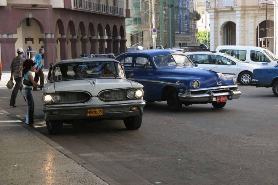 ретро-автомобили и архитектура Гаваны