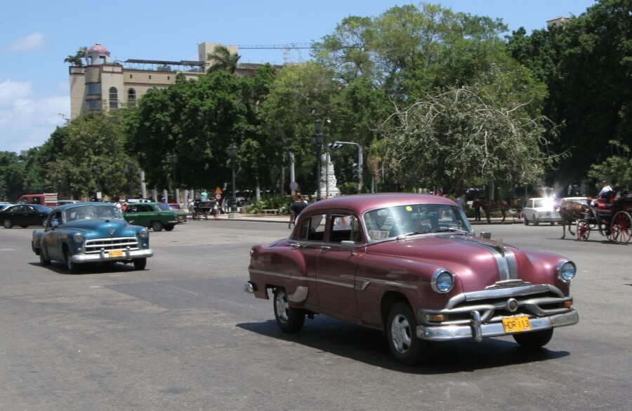 ретро-автомобили на дорогах Гаваны