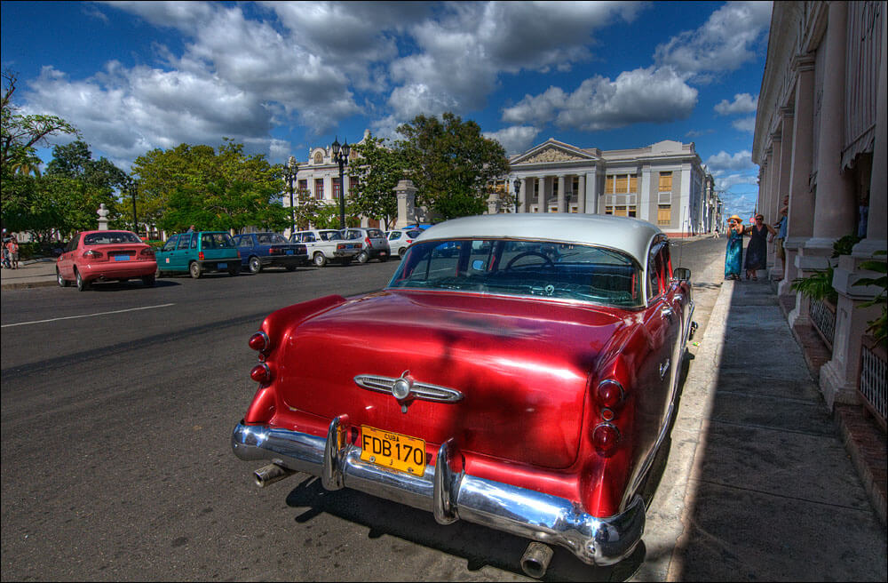 ретро-автомобиль на улице Гаваны