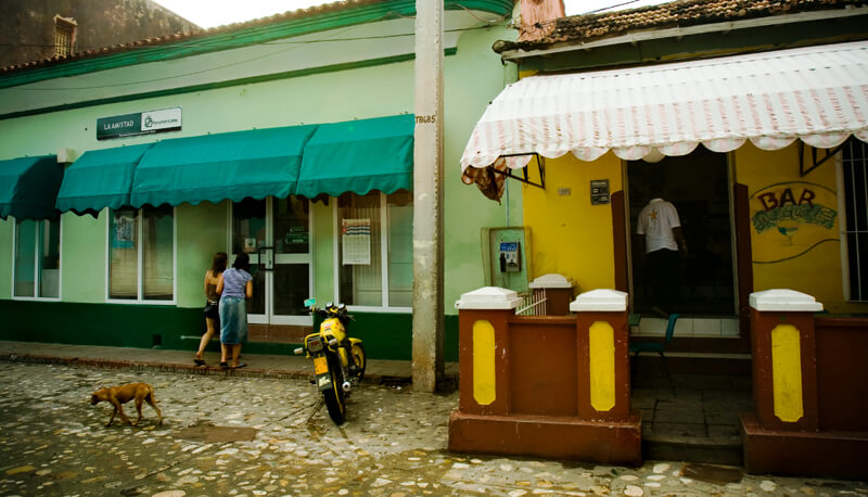 кубинская улочка, местное кафе и магазин