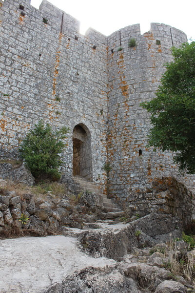 стены древнего замка Пейрепертюз во Франции