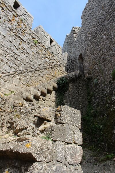 руины стен замка Пейрепертюз