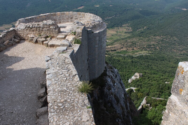 стены древнего замка Пейрепертюз во Франции