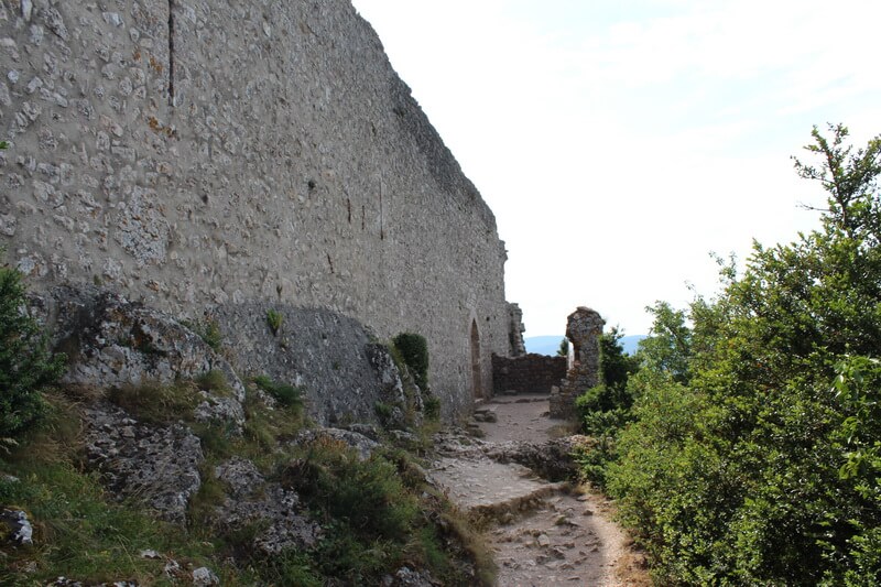 руины стен замка Пейрепертюз