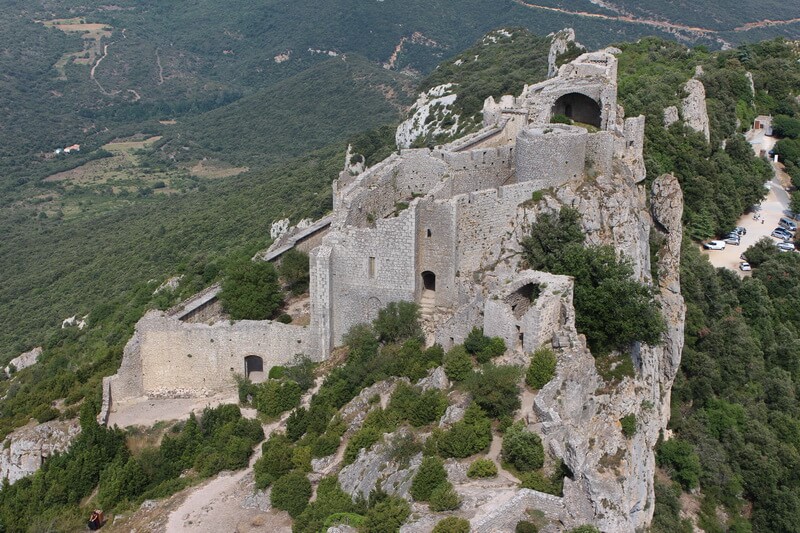 развалины замка Пейрепертюз во Франции